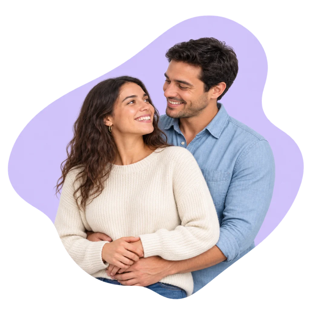 Una pareja comparte un momento de complicidad.
